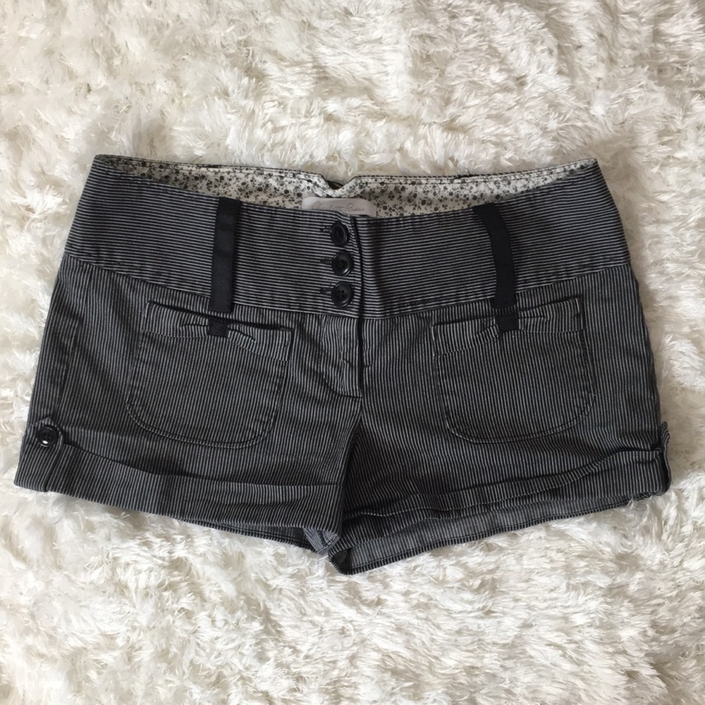 Beautiful Charlotte Russe black lined shorts Sz 7